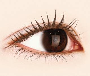 Close-up of an eye with Canmake Metal Look Mascara in shade 03, showcasing voluminous and trendy bunched eyelashes.