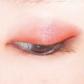 Close-up of an eyelid wearing Canmake Silky Flare Eyes matte type eyeshadow in peachy and brown tones with a soft shimmer effect.