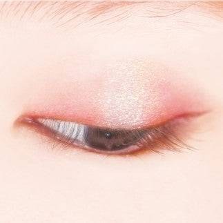 Close-up of an eyelid wearing Canmake Silky Flare Eyes matte type eyeshadow in pink and coral tones with a soft shimmer finish.