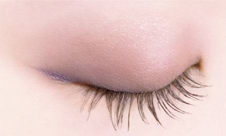 Close-up of an eyelid wearing Canmake Silky Flare Eyes matte type eyeshadow in soft pink and beige tones with a subtle shimmer finish.