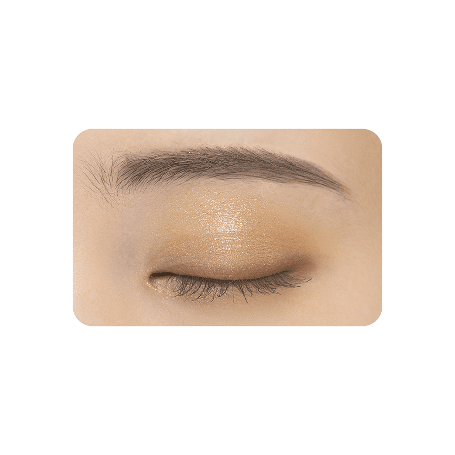 Close-up of an eyelid wearing Cezanne Bitter Tone Eyeshadow in golden-brown tones, featuring a luminous shimmer and seamless blending.