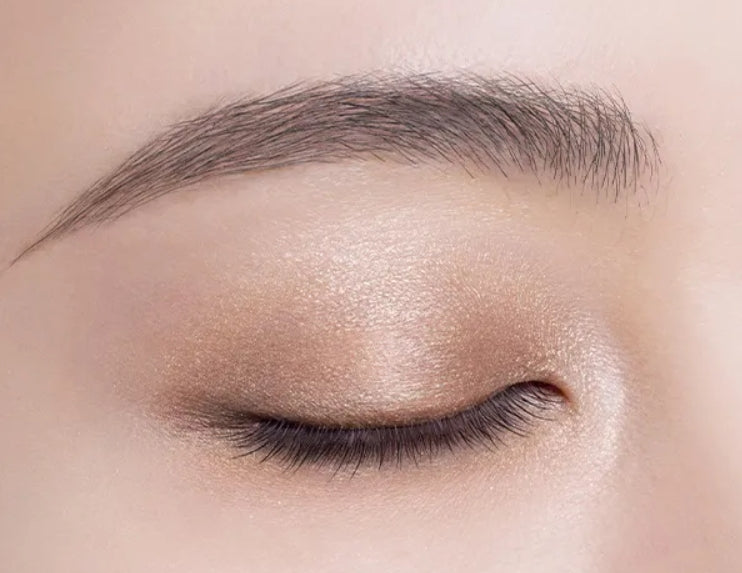 Contouring eyeshadow palette by Decorte for a flawless makeup application