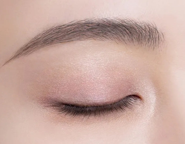Contouring eyeshadow palette by Decorte for a flawless makeup application