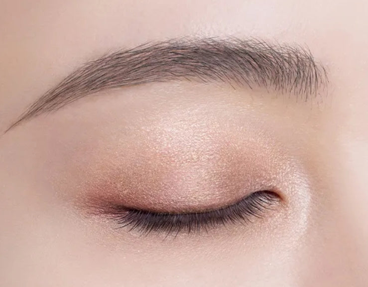 Contouring eyeshadow palette by Decorte for a flawless makeup application