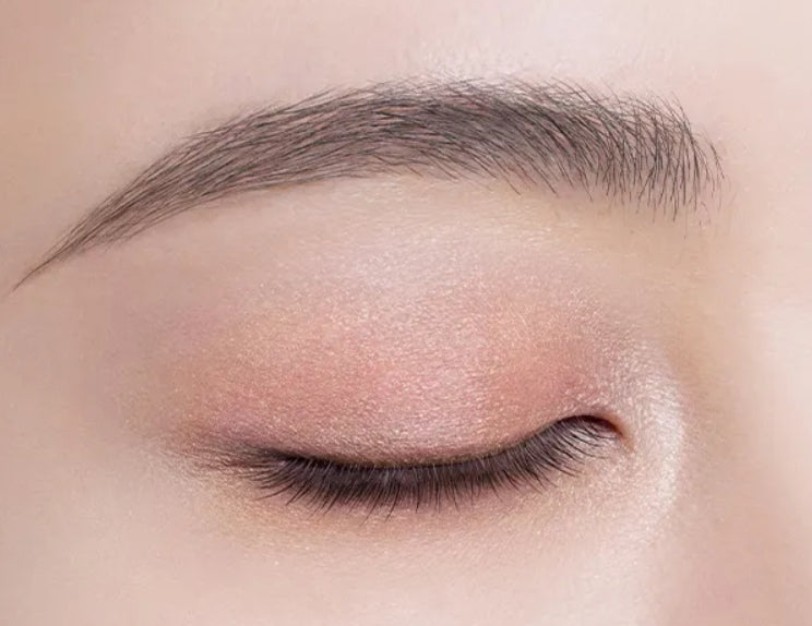 Contouring eyeshadow palette by Decorte for a flawless makeup application