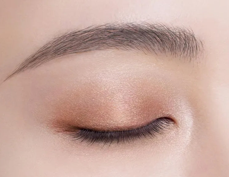 Contouring eyeshadow palette by Decorte for a flawless makeup application