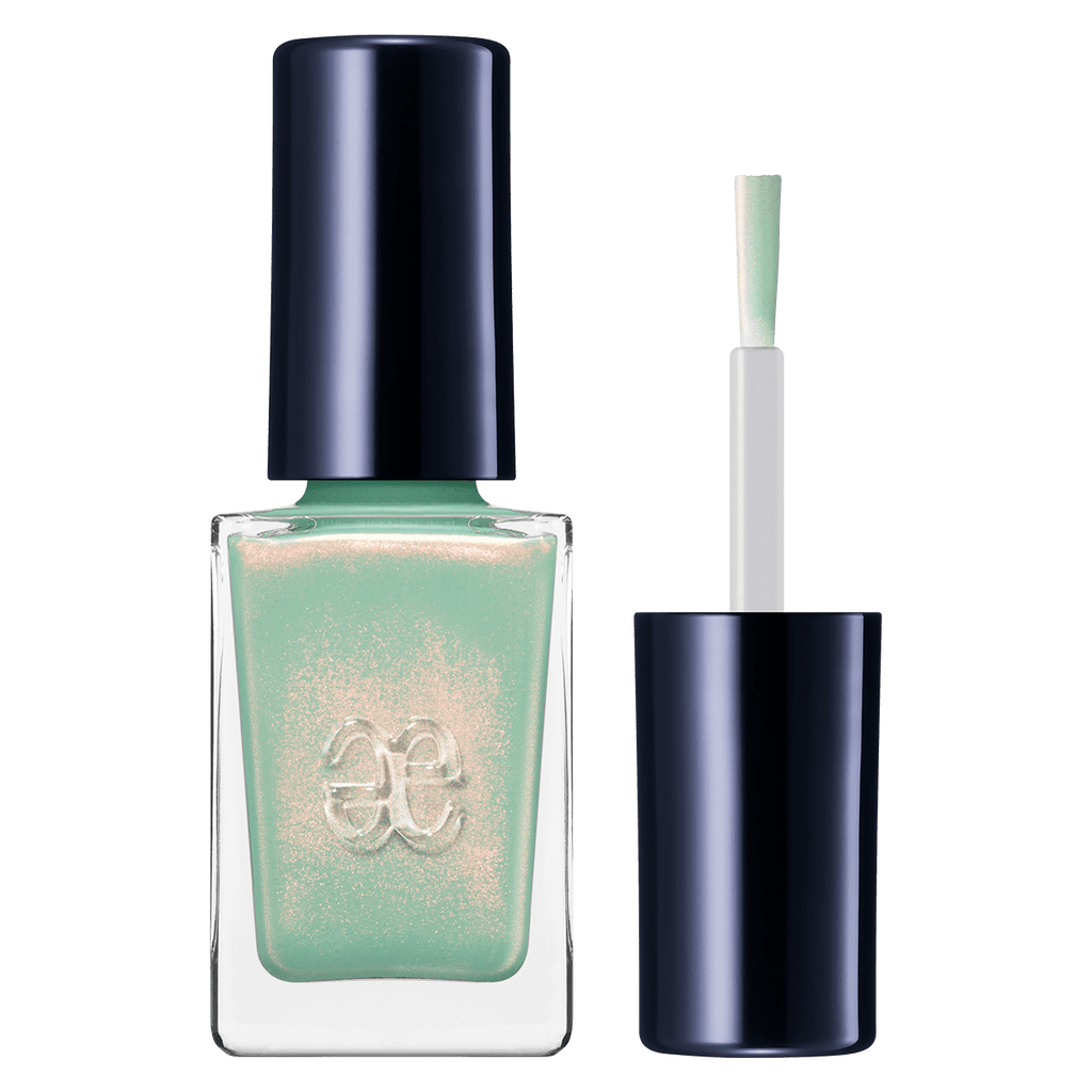 Elégance Lacquer in mint green with subtle gold shimmer, quick-drying and perfect for fresh and modern nail designs.