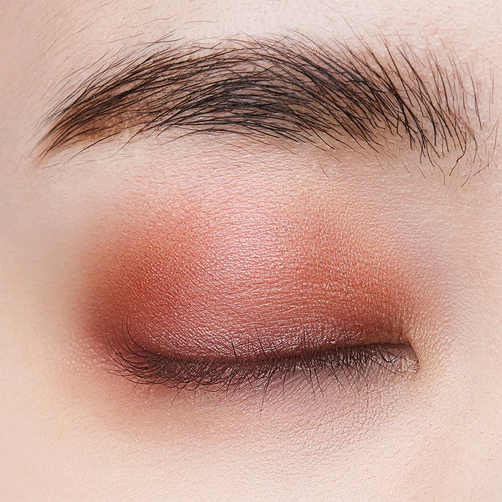 Close-up of an eyelid wearing Elégance Razzle Eye Color in deep rose, offering a bold and elegant eye makeup style.