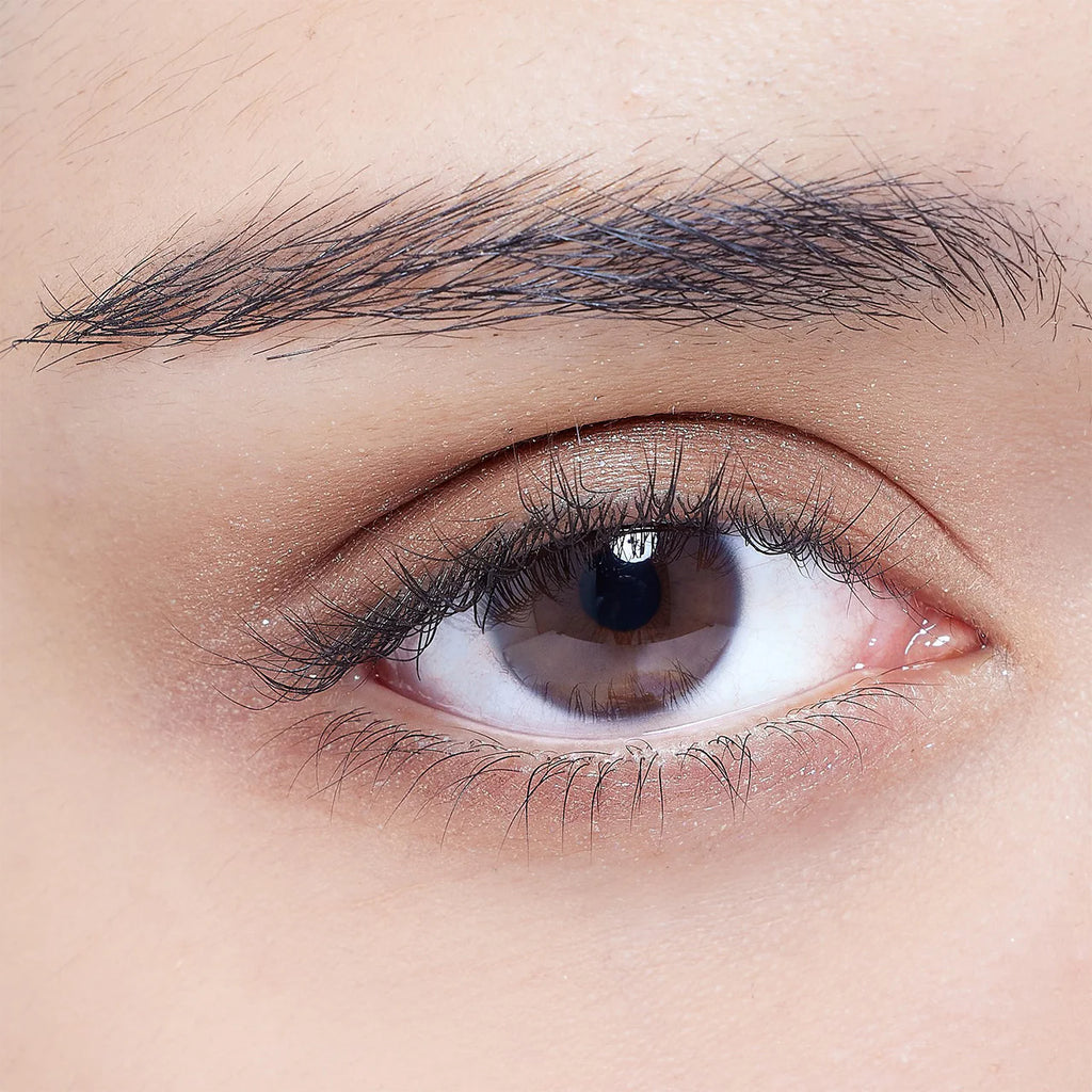 Close-up of an eyelid wearing Elégance Razzle Eye Color in bronze, delivering a natural yet radiant eye makeup look.