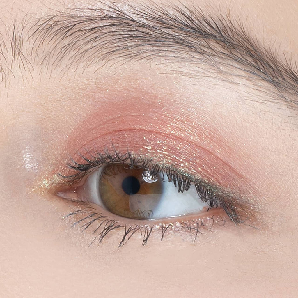 Close-up of an eyelid wearing Elégance Razzle Eye Color in orange, delivering a vibrant and radiant eye makeup style.