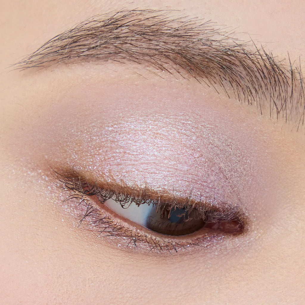 Close-up of an eyelid featuring Elégance Razzle Eye Color in pink, showcasing a subtle and luminous eye makeup look.