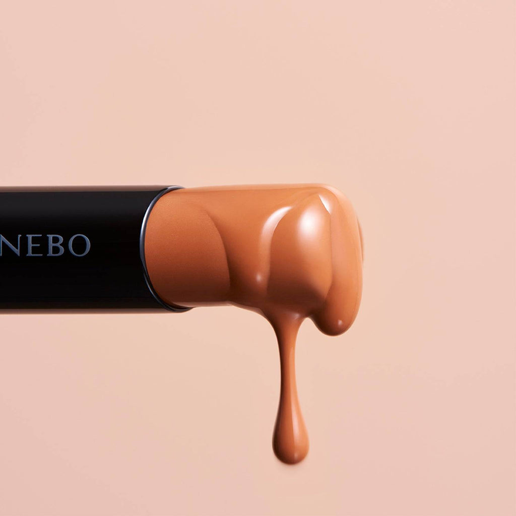 Kanebo Rouge Star Vibrant lipstick in a caramel tone, highlighted with a dripping texture for a luxurious look.