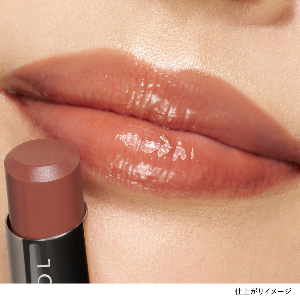 Close-up of lips wearing Lunasol Bare Color Balm in shade 07 Toffee Nuts, delivering a glossy brown finish.