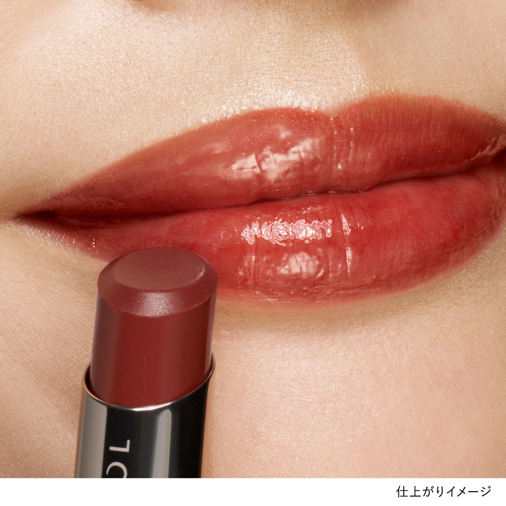 Close-up of lips wearing Lunasol Bare Color Balm in shade 09 Mahogany, delivering a glossy red-brown finish.