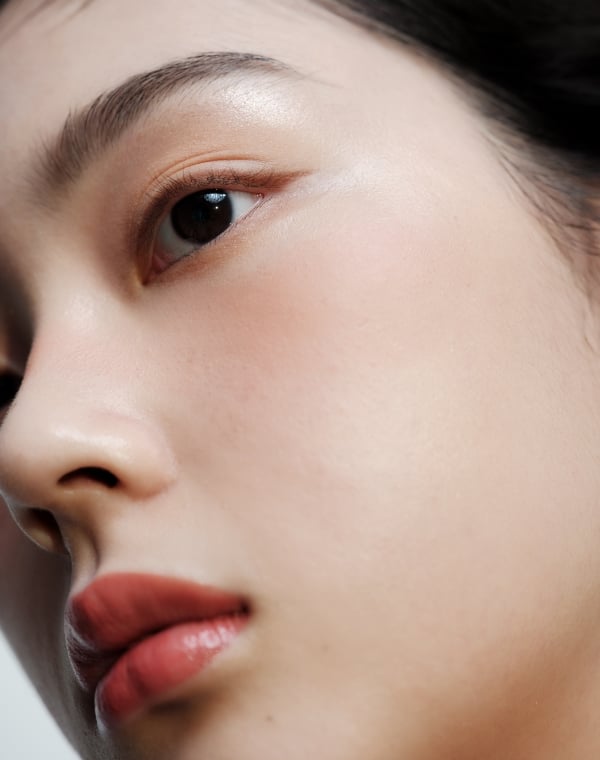 Naturaglacé Color Eyes eye shadow palette featuring four vibrant colors for versatile makeup looks