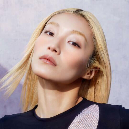Shu Uemura 3D Cheekmate makeup product showcasing natural contouring effect