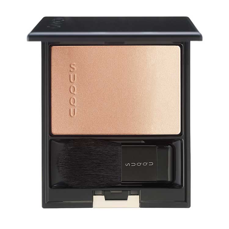 Suqqu Pure Color Blush 7.5g in beige-to-champagne gradient with brush, ideal for subtle contouring and a radiant glow.