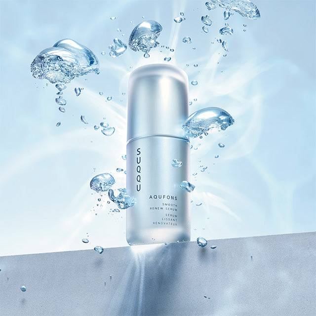 Suqqu Renew Serum with smooth hydration, surrounded by water splashes. Enhances skin radiance and moisture for a refreshed, even complexion.