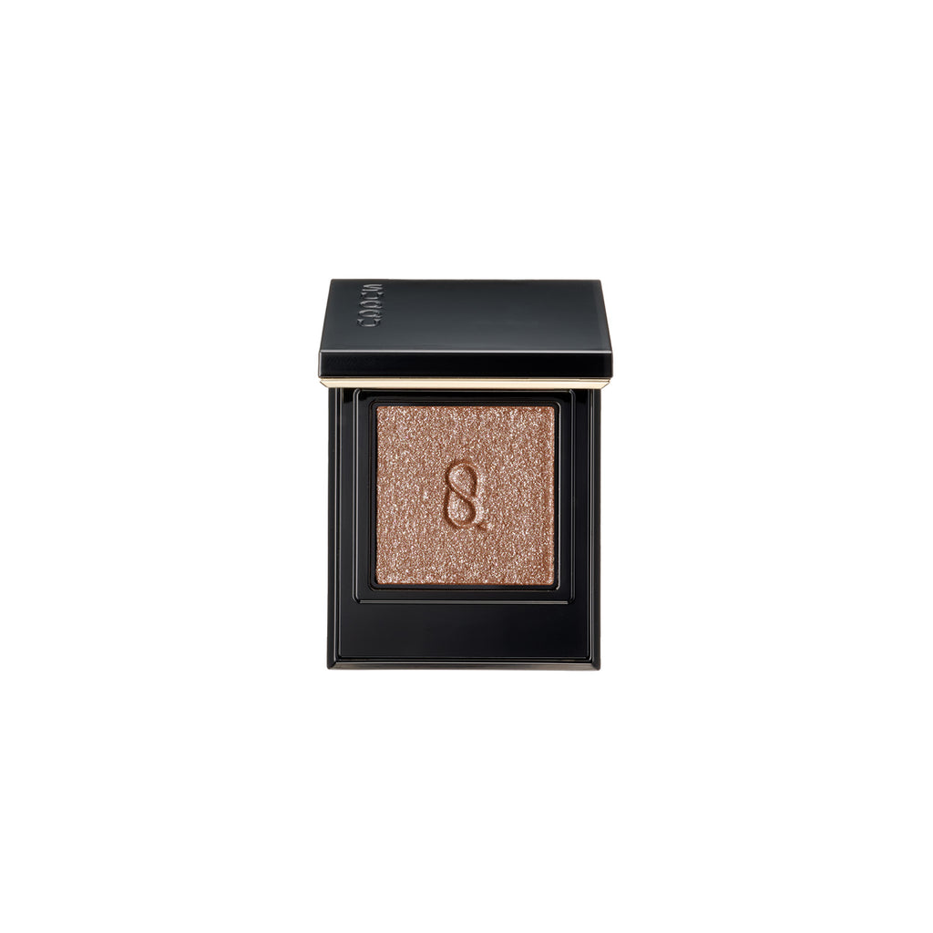 Radiant Eyes showcasing the elegance of Suqqu Mono Look for a sophisticated and polished makeup style.