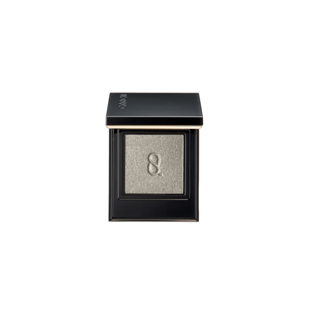 Radiant Eyes showcasing the elegance of Suqqu Mono Look for a sophisticated and polished makeup style.