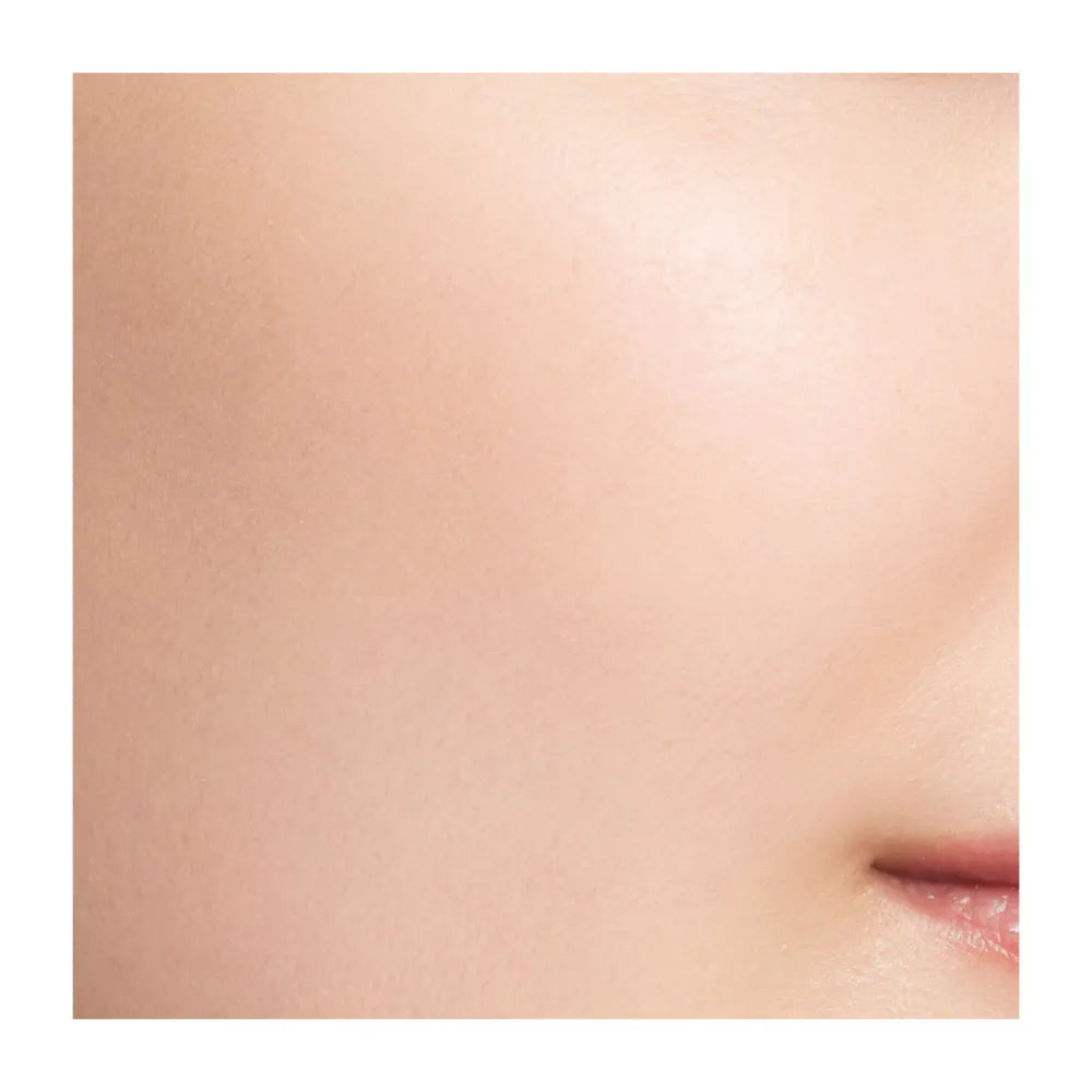 Inoui loose powder compact highlighting a smooth, natural finish for flawless makeup application.
