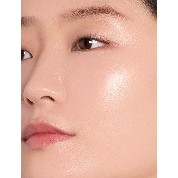 Hydrate skin and enhance glow with Naturaglacé Makeup Cream Moist 30g for a radiant, natural finish